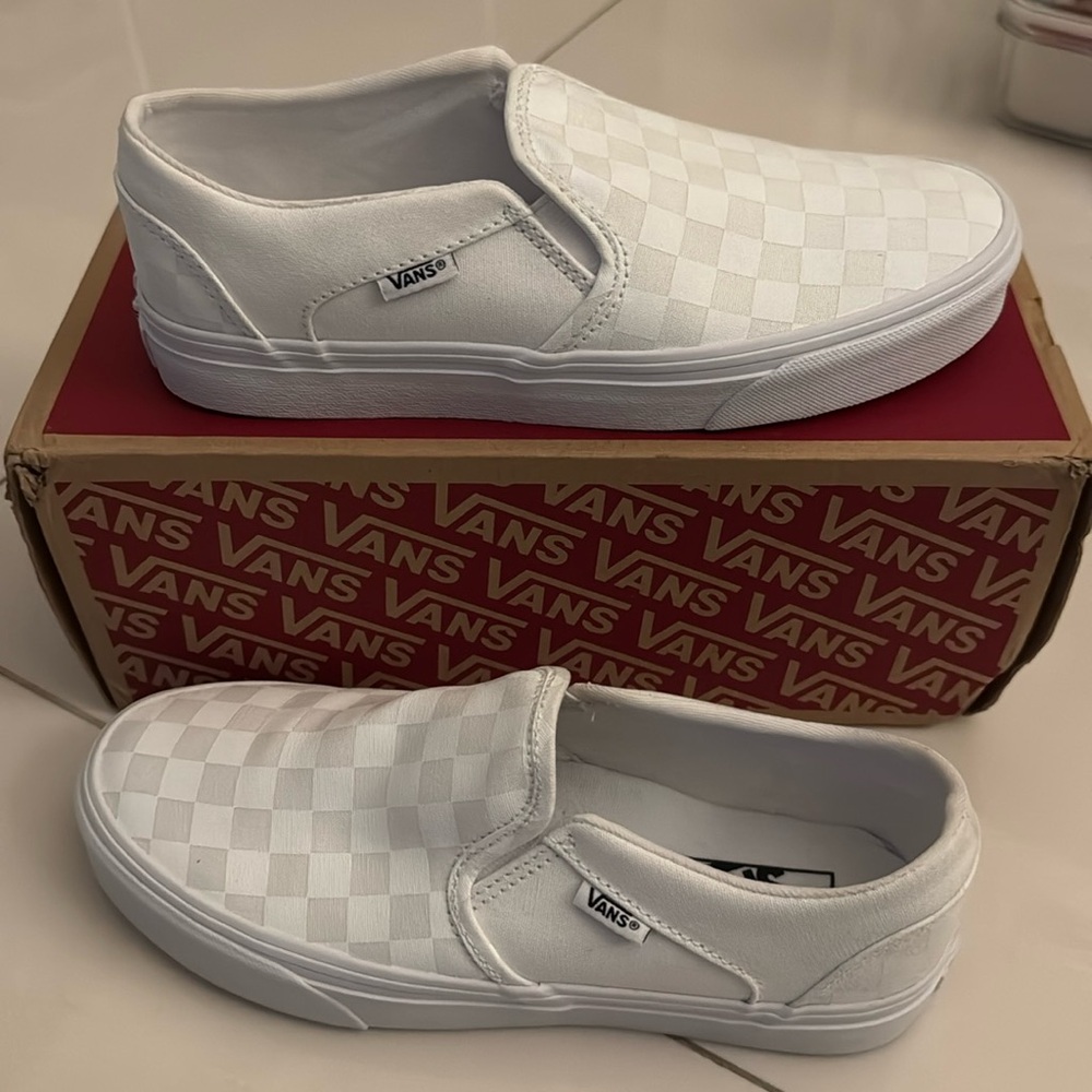 New in box Women’s Size 8 white checkerboard “Asher” vans.